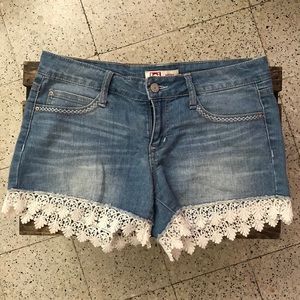 cute shorts with lace detail 💐